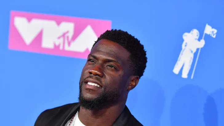 Comedian Kevin Hart deelt auto's uit aan team
