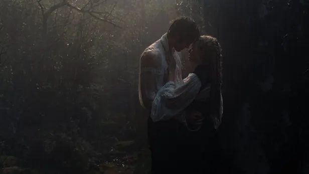 Jacob Elordi als Heathcliff en Margot Robbie als Cathy in 'Wuthering Heights' | Beeld: NL Beeld