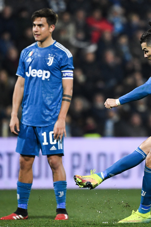 Cristiano Ronaldo probeert in een dood spelmoment leven te krijgen.