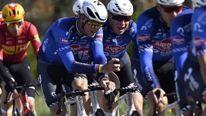 Mathieu van der Poel en Wout van Aert leken te gaan strijden om de winst in Flanders Field, maar hij koos uiteindelijk voor de sprint met Jasper Philipsen.