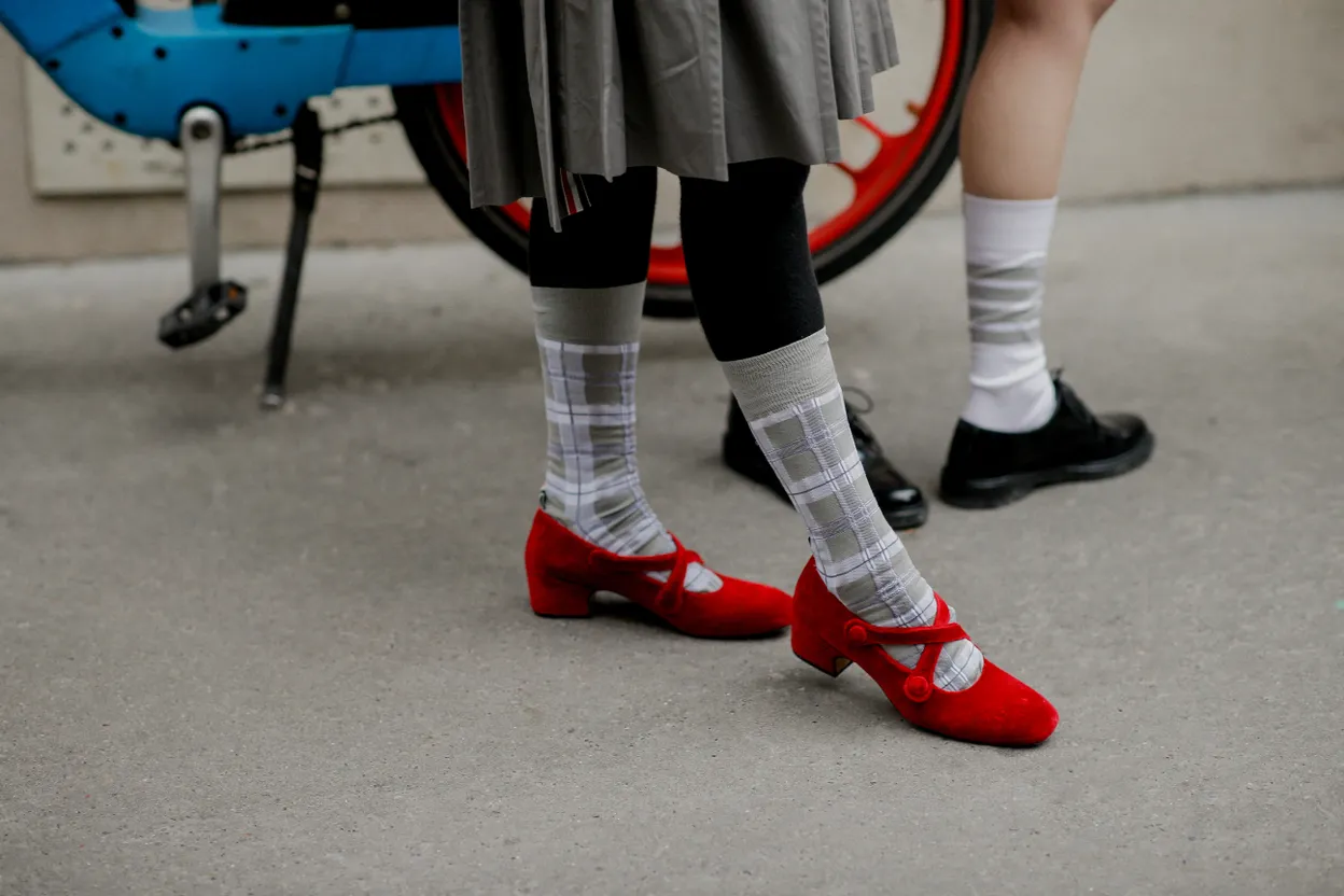 Vrouw met aardbeirode schoenen 