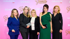 Tjitske Reidinga, Susan Visser. Lies Visschedijk, Linda de Mol en Will Koopman tijdens de première van Gooische Vrouwen