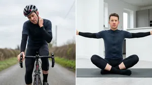 Een mannelijke wielrenner met helm in een gesplitst beeld: links heeft hij een vermoeide, ingezakte houding op zijn fiets, rechts doet hij een schouderoefening met open armen om schouderpijn te voorkomen.