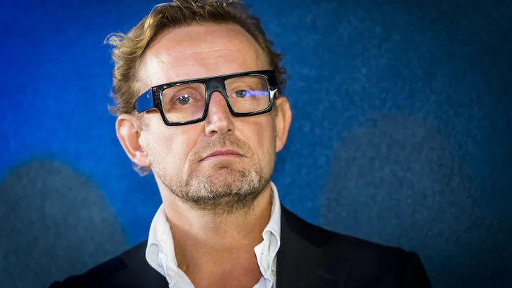 Prins Bernhard ruziet met muzikanten