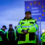 Bezorgde burgers in hesjes bij de grens