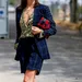 Vrouw met bermuda aan tijdens Fashion Week.