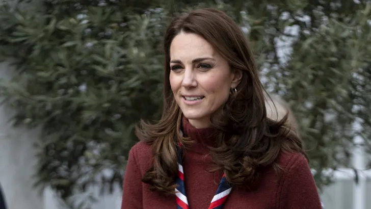 Kate Middleton draagt deze trui herhaaldelijk en hij is in de sale