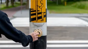 Je mag niet door rood lopen, maar de verkeerswet laat deze opvallende manier van oversteken gewoon toe