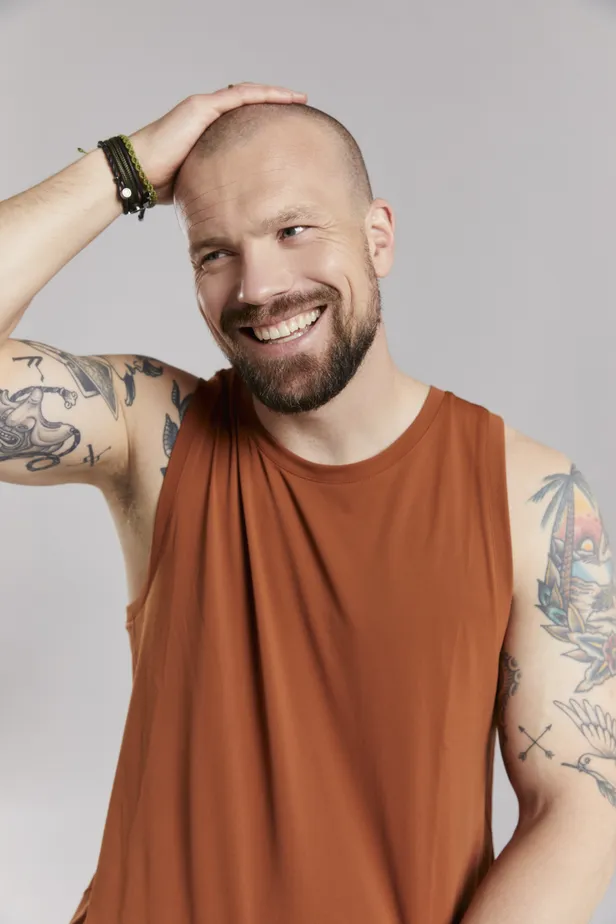 Dai Carter poseert zittend in oranje tanktop voor Grazia's Summer Issue 2026