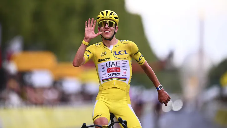 Tadej Pogacar is de enige favoriet voor de Vuelta a España. Thijs Zonneveld ziet de Sloveen ook zomaar tien ritzeges pakken als hij dat echt zou willen.