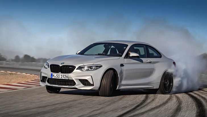 WTF? BMW zet Audi V10 geluid onder M2 commercial