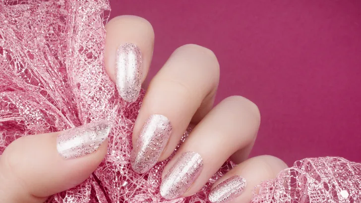 hoe verwijder je glitternagellak?