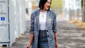 Streetstyle beeld van vrouw in blazer en bijpassende rok met basic wit T-shirt
