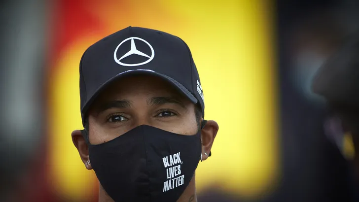 Hamilton hekelt keuze voor Petrov als FIA steward