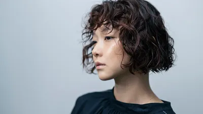 Zeg maar dag tegen urenlang föhnen. De nieuwe Japanse bob is dé kapseltrend van 2026 die direct volume en een chique uitstraling geeft.