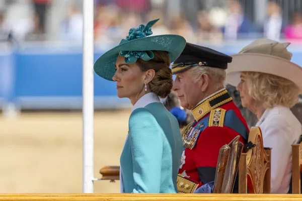 Het koningspaar en de Prinses van Wales kozen voor een podiumplekje.
