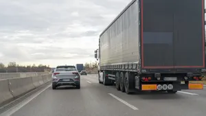 Steeds meer metalen vangrails maken plaats voor betonnen barrières om veiligheid te vergroten