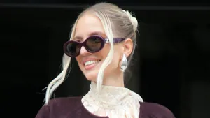 Vrouw met stijlvolle accessoires.
