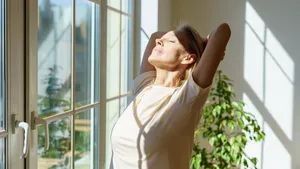 Vrouw staat achter het glas