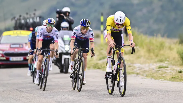Remco Evenepoel werd knap tweede in de etappe naar Alpe d'Huez. Je zou zeggen een geweldig resultaat, maar daar was Stef Clement het absoluut niet mee eens.