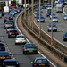 Een snelweg. Een man in Zwitserland kreeg een flinke boete voor bumperkleven op de snelweg.