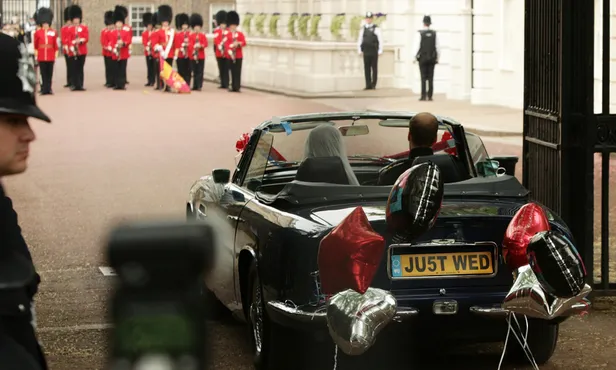 William en Kate rijden weg in auto met open dak