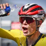 vingegaard na een warme dag op de fiets
