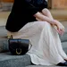 Vrouw met elegante maxi rok aan tijdens fashion week.