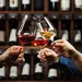 Mensen drinken wijn in een bar - weekend
