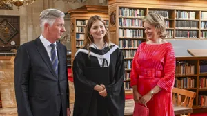 Prinses Elisabeth met koning Filip en koningin Mathilde. – Belgisch hof onderzoekt situatie universiteit prinses Elisabeth.