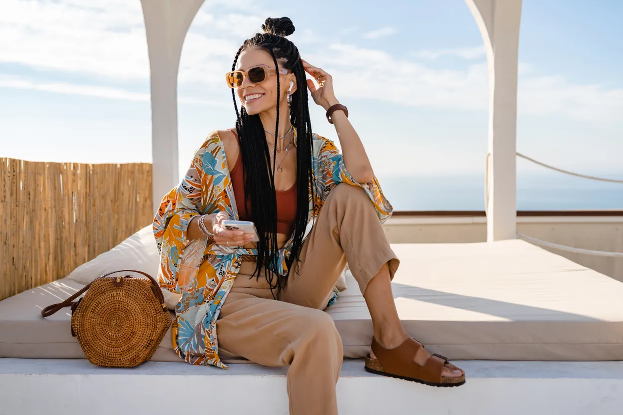 Luchtige outfit voor tropische vakantie – vrouw met stevige slippers.