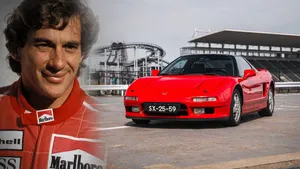 Portret van een Formule 1-coureur naast de rode Honda NSX uit 1991