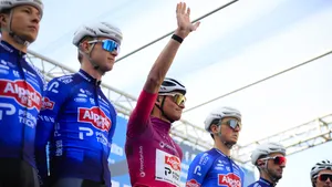 Mathieu van der Poel met zijn ploegmaats van Alpecin-Premier Tech.