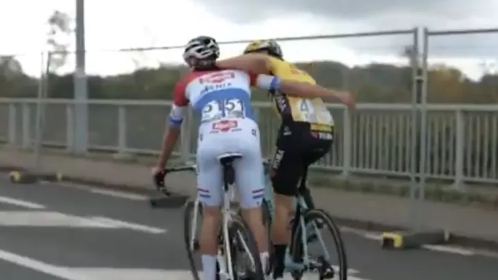VIDEO: Van der Poel en Van Aert omhelzen elkaar na de finish: 'Ik denk dat jij wint'