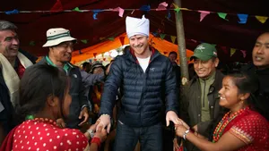 Prins Harry geeft indrukwekkende speech over vrouwenrechten in Nepal