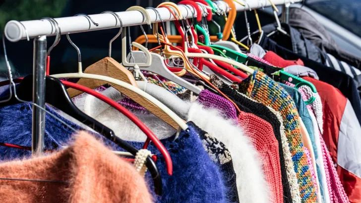 Kleding op de rommelmarkt.