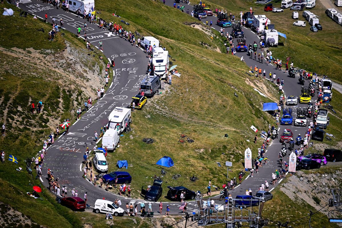 Alpe d'Huez als verkeersdrempel: hoe de Tourorganisatie de zwaarste bergen platstrijkt