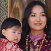 Zoet: jongste koninklijke spruit van Bhutan viert feestdag vrolijk mee | Beau Monde