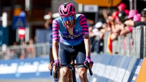 Wout Poels komt moegestreden over de finish in een bergrit in de Giro d'Italia.