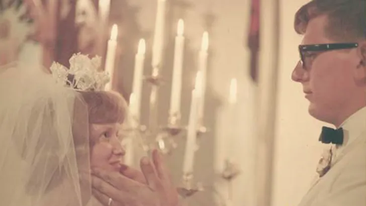 Stel maakt na 50 jaar huwelijk dezelfde lieve trouwfoto