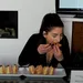 Vrouw eet 10 donuts in 3 minuten en verbreekt daarmee wereldrecord (+video) 