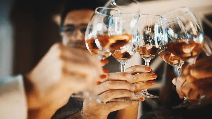 Hoe het komt dat alcohol overdag harder aankomt