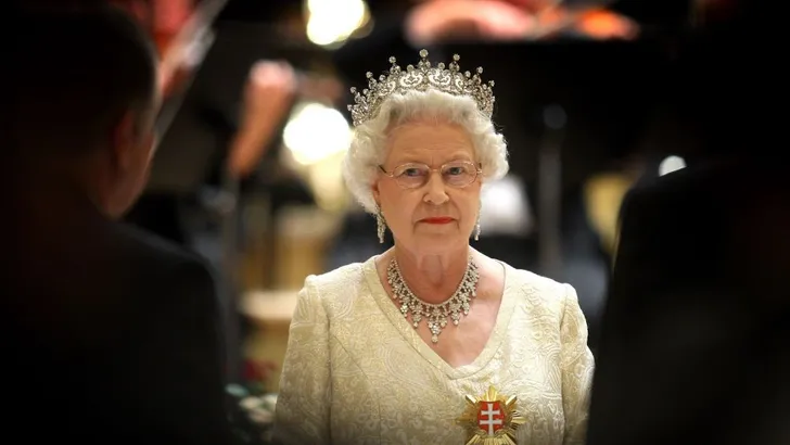 Schandaal rond de beha's van de Queen