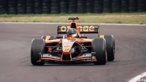 Iconische Orange Arrows van Jos Verstappen te koop