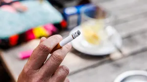 Een blokje om voor sigaretten: waarom het tabaksverbod nu al 23.000 rokers minder oplevert