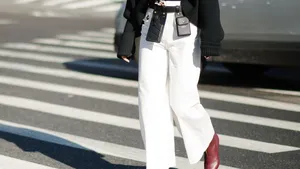 Vrouw met stijvlolle look.