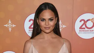 Chrissy Teigen onder vuur wegens foto met baby