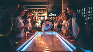 De perfecte mix van sjoelen en curling is hier! Ontdek The Grand Shuffle in Utrecht: een nieuwe bar met high-tech shuffleboards voor een avond vol tactiek.