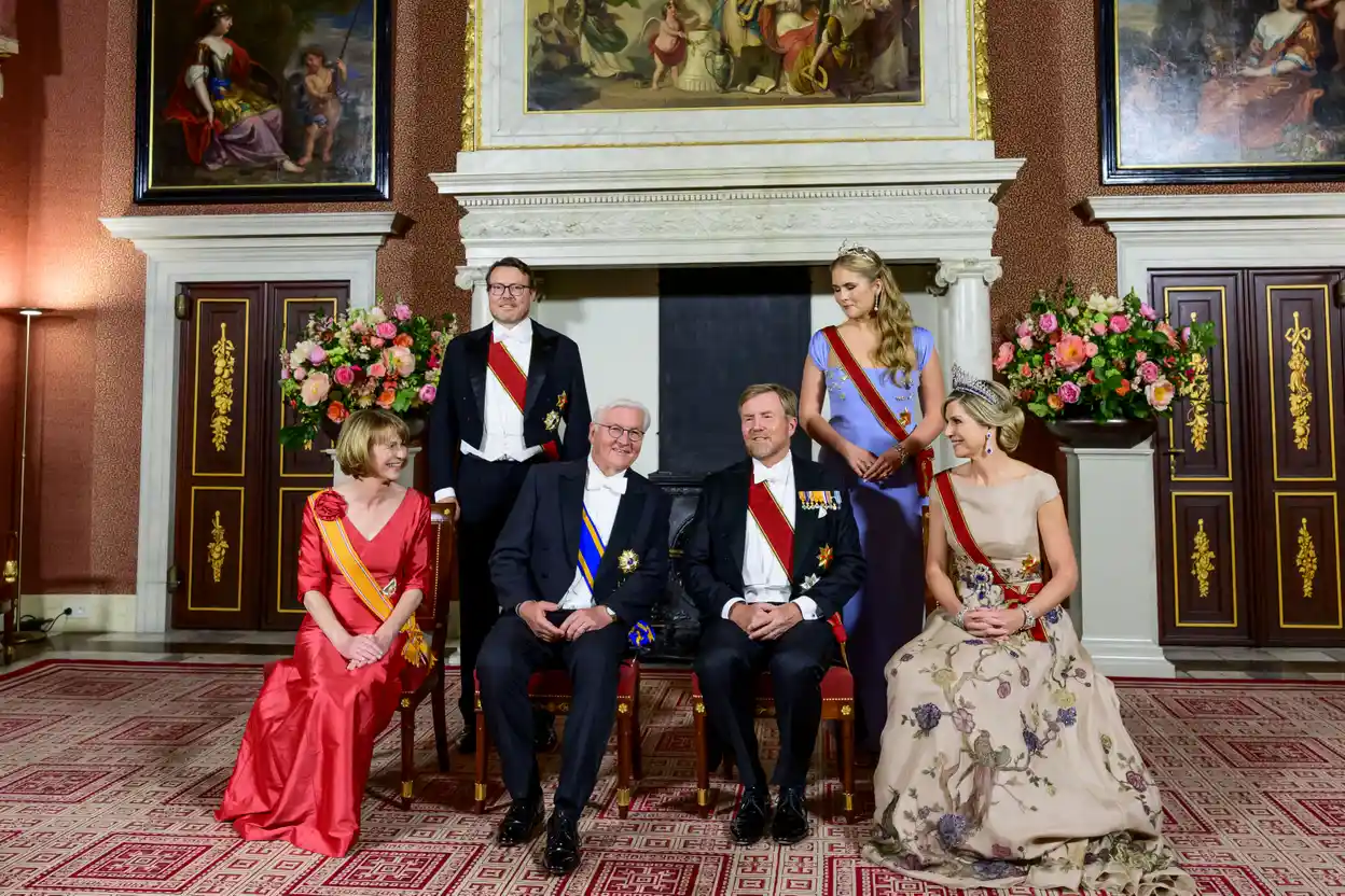 Staatsbanket Duitsland jjni 2026: koning Willem-Alexander, prinses Amalia en koningin Máxima met het Duitse presidentspaar tijdens het fotomoment.