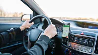 Het gevaar van deze hardnekkige gewoonte achter het stuur wordt door automobilisten structureel onderschat